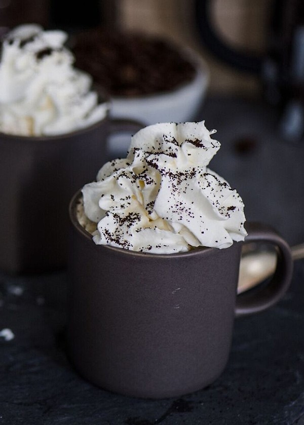 nata montada con topping espolvoreado en una taza marrón